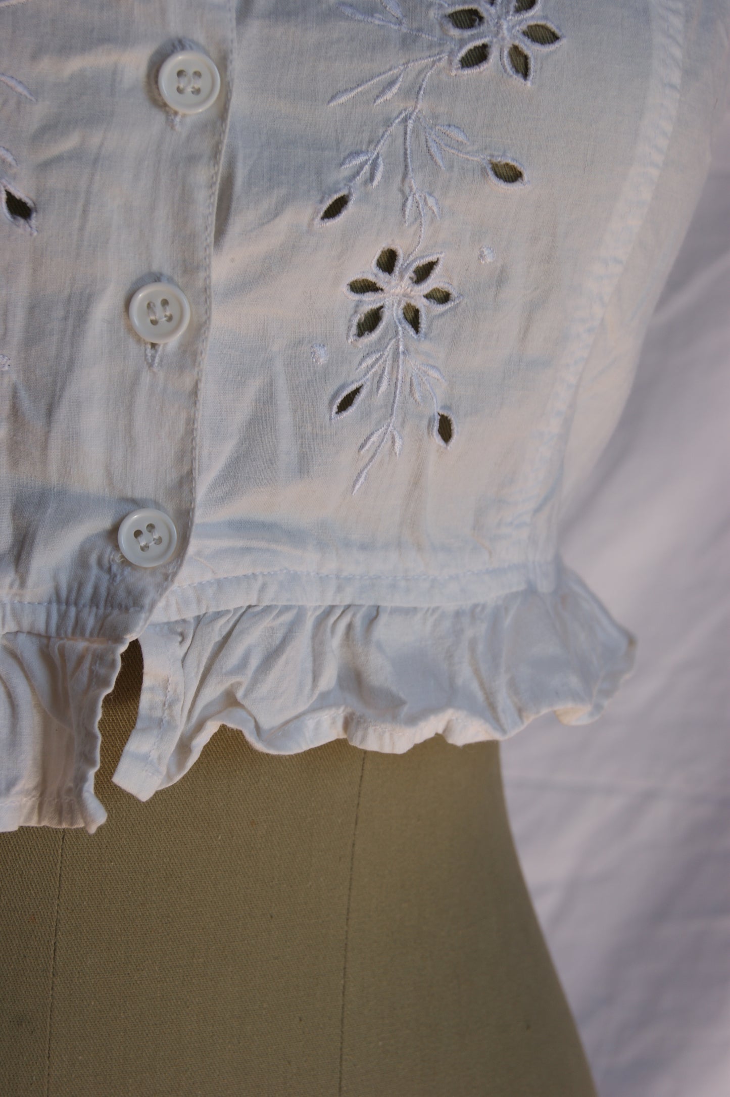 1980s Cotton Eyelet Crop Top with Buttons - XS/S