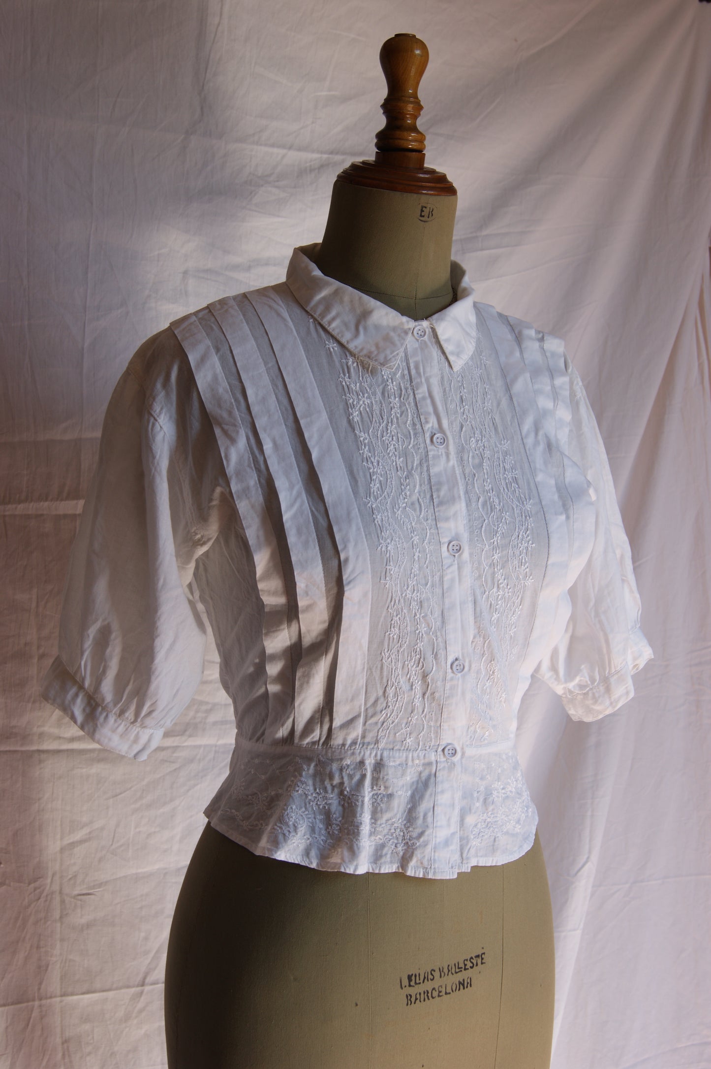 1970s Embroidered Cotton Blouse with Floral Motif - M