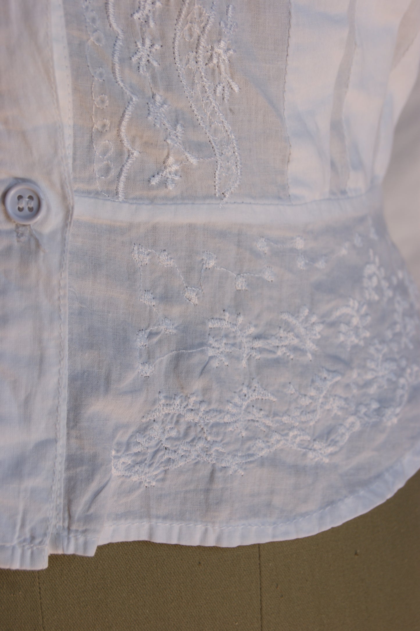 1970s Embroidered Cotton Blouse with Floral Motif - M