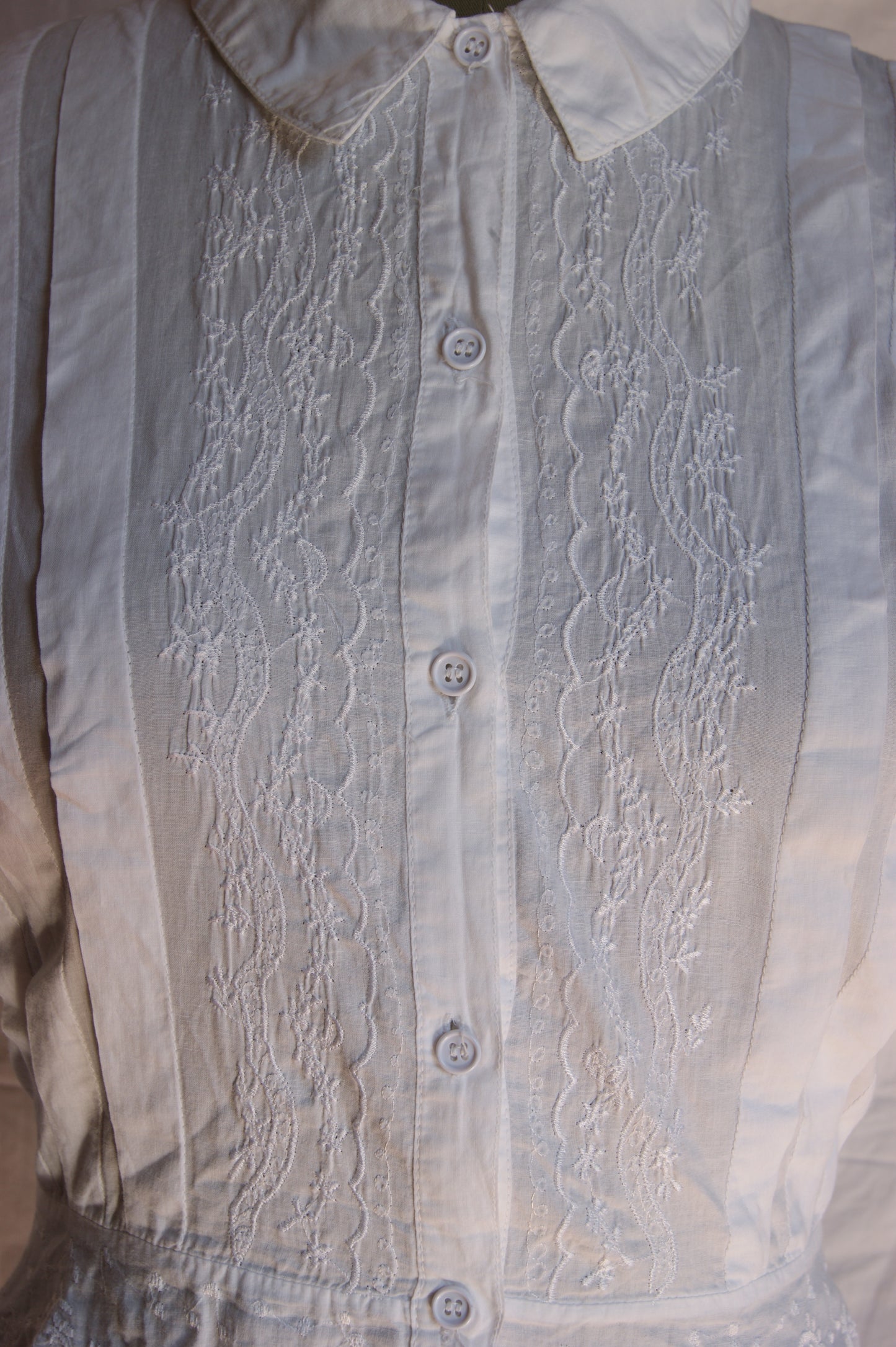 1970s Embroidered Cotton Blouse with Floral Motif - M
