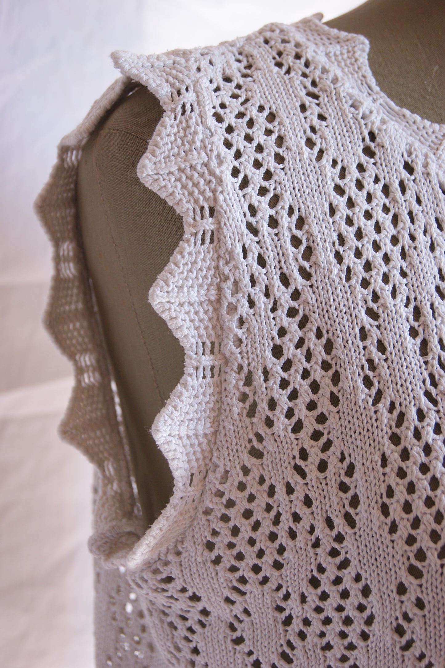 1970s Hand-Crocheted Oversized Cotton Lace Top with Scalloped Edges - M
