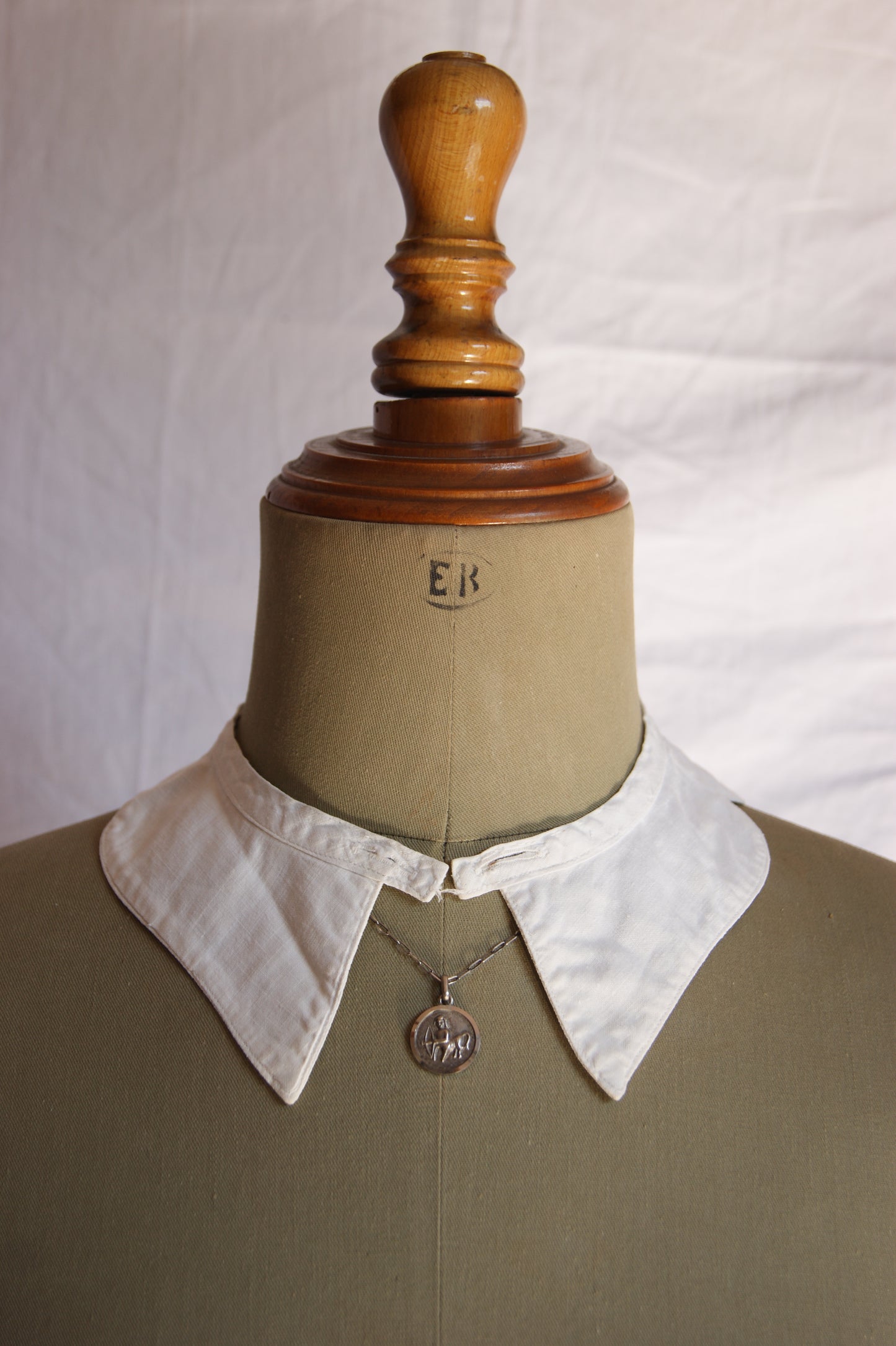 1920s Hand-Stitched White Cotton Collar with Scalloped Edges