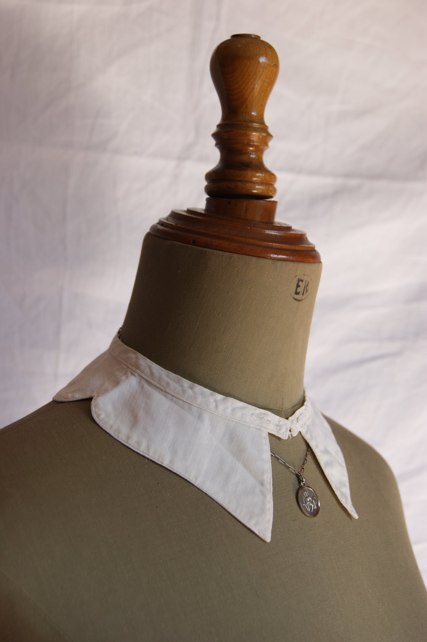 1920s Hand-Stitched White Cotton Collar with Scalloped Edges