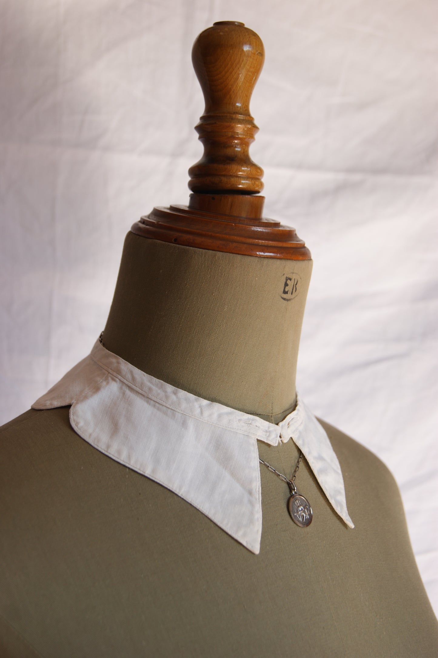 1920s Hand-Stitched White Cotton Collar with Scalloped Edges