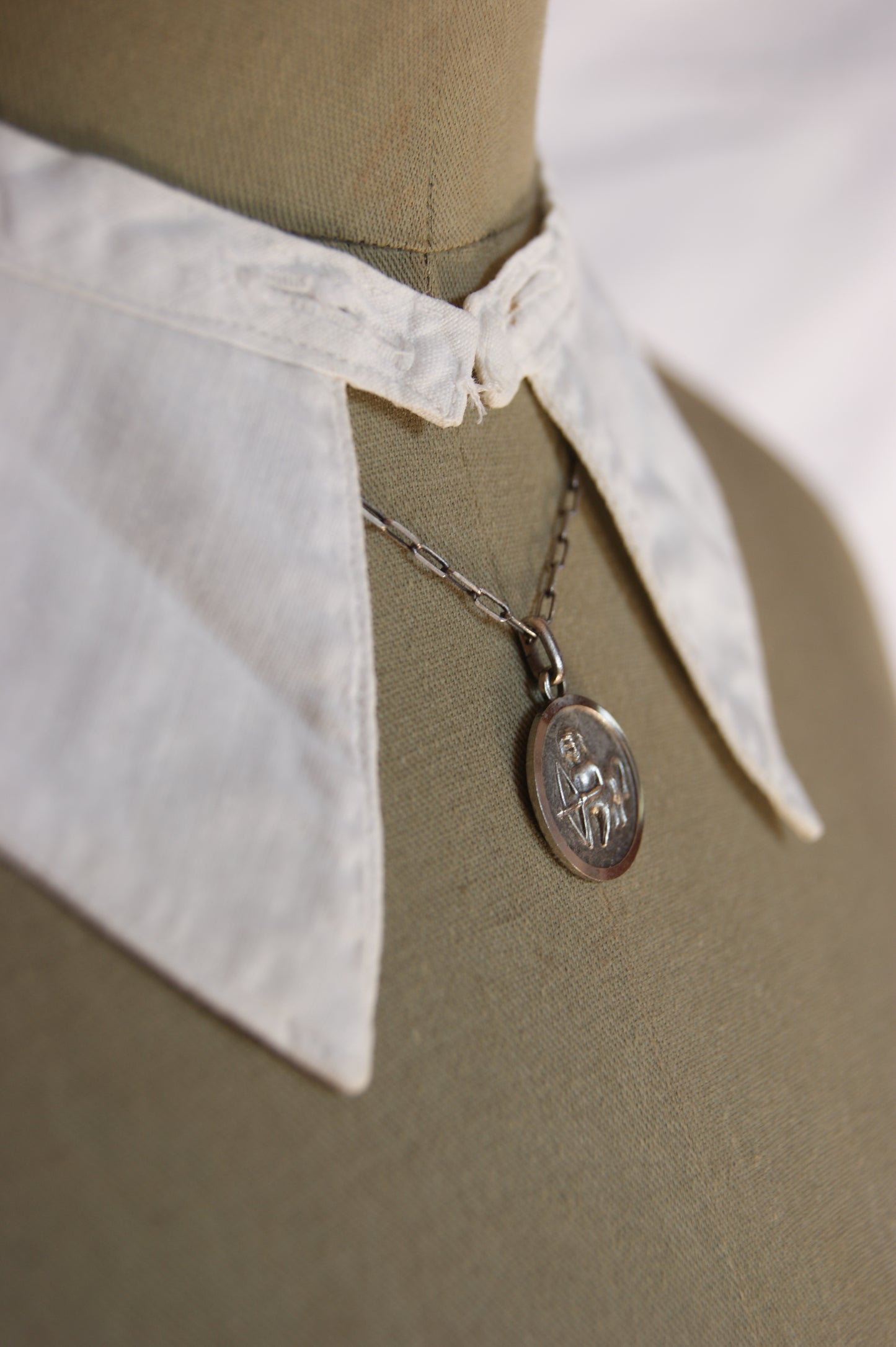 1920s Hand-Stitched White Cotton Collar with Scalloped Edges