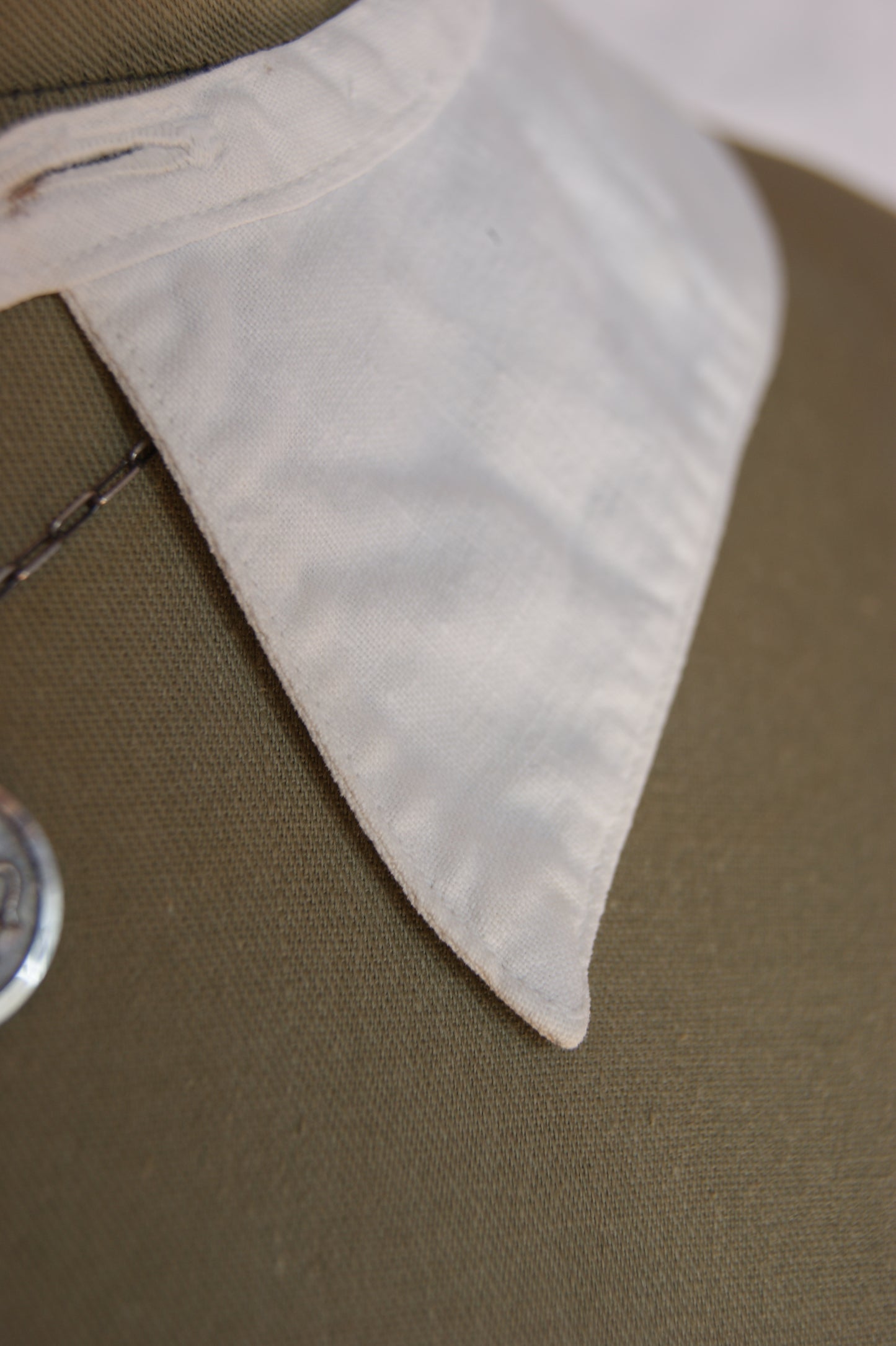 1920s Hand-Stitched White Cotton Collar with Scalloped Edges