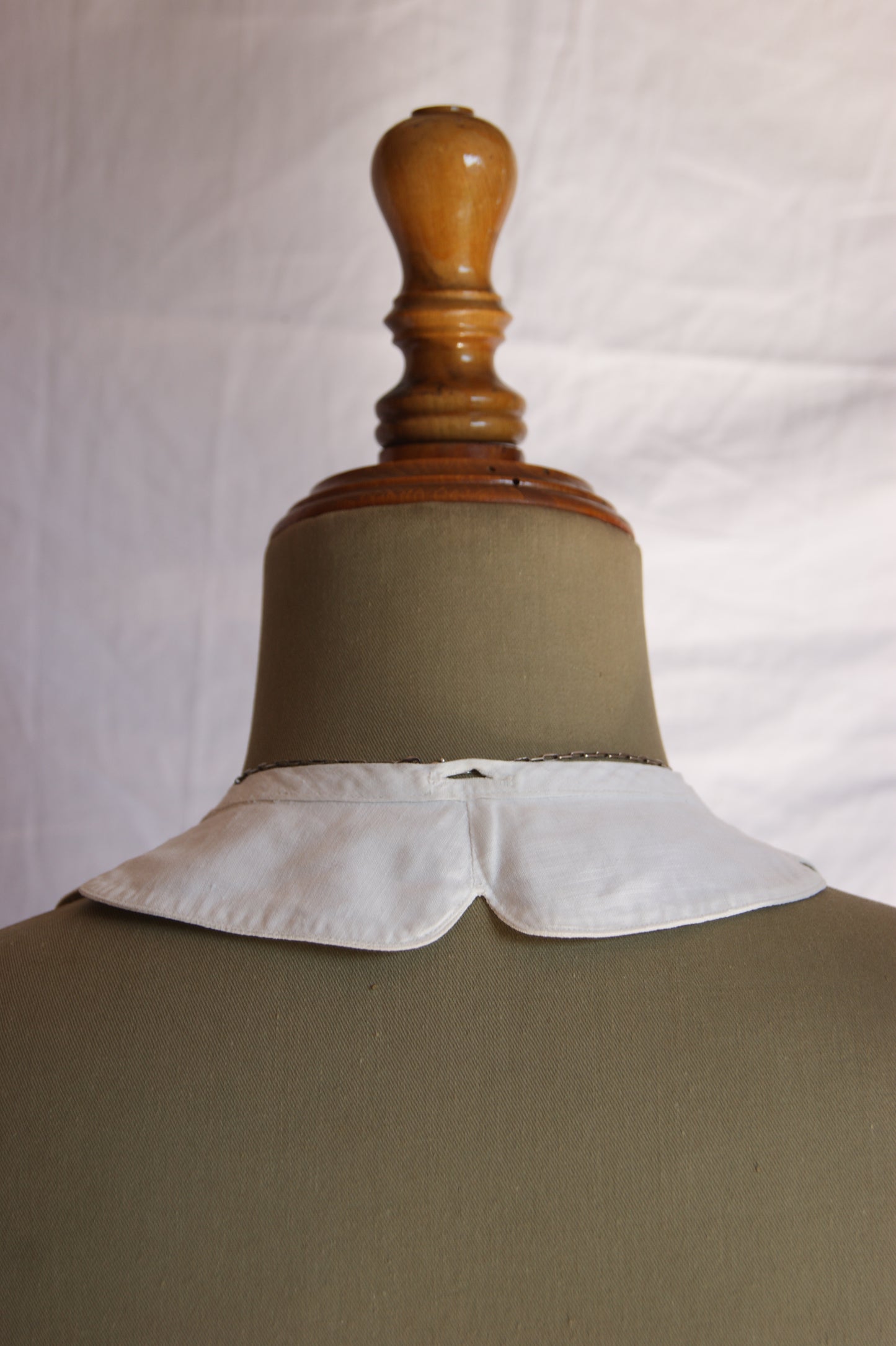 1920s Hand-Stitched White Cotton Collar with Scalloped Edges
