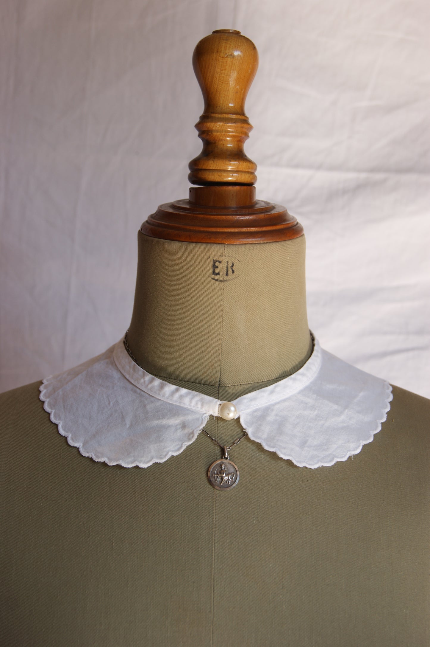 1920s Hand-Embroidered Cotton Peter Pan Collar with Scalloped Edges
