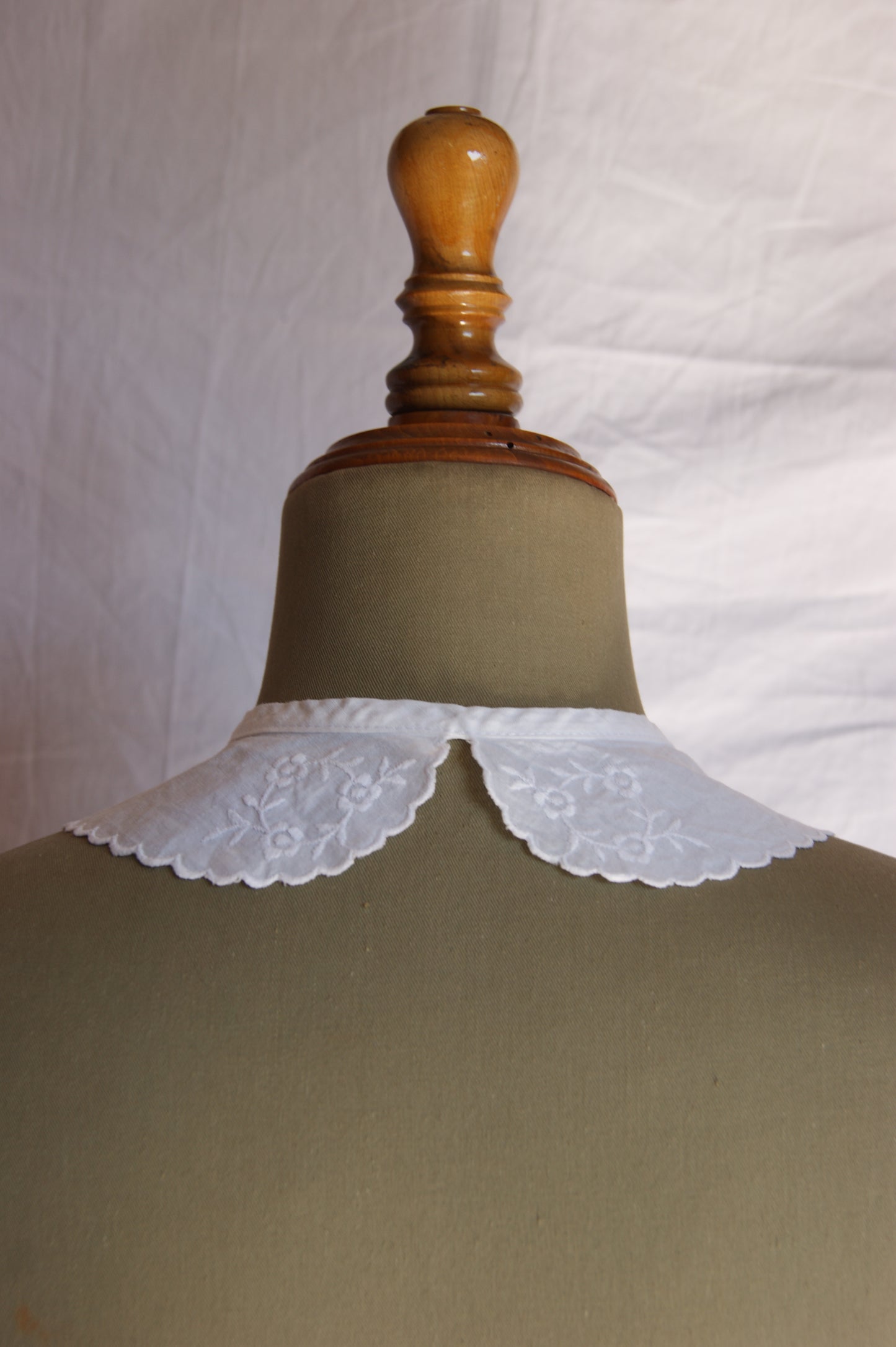 1920s Hand-Embroidered Cotton Peter Pan Collar with Scalloped Edges
