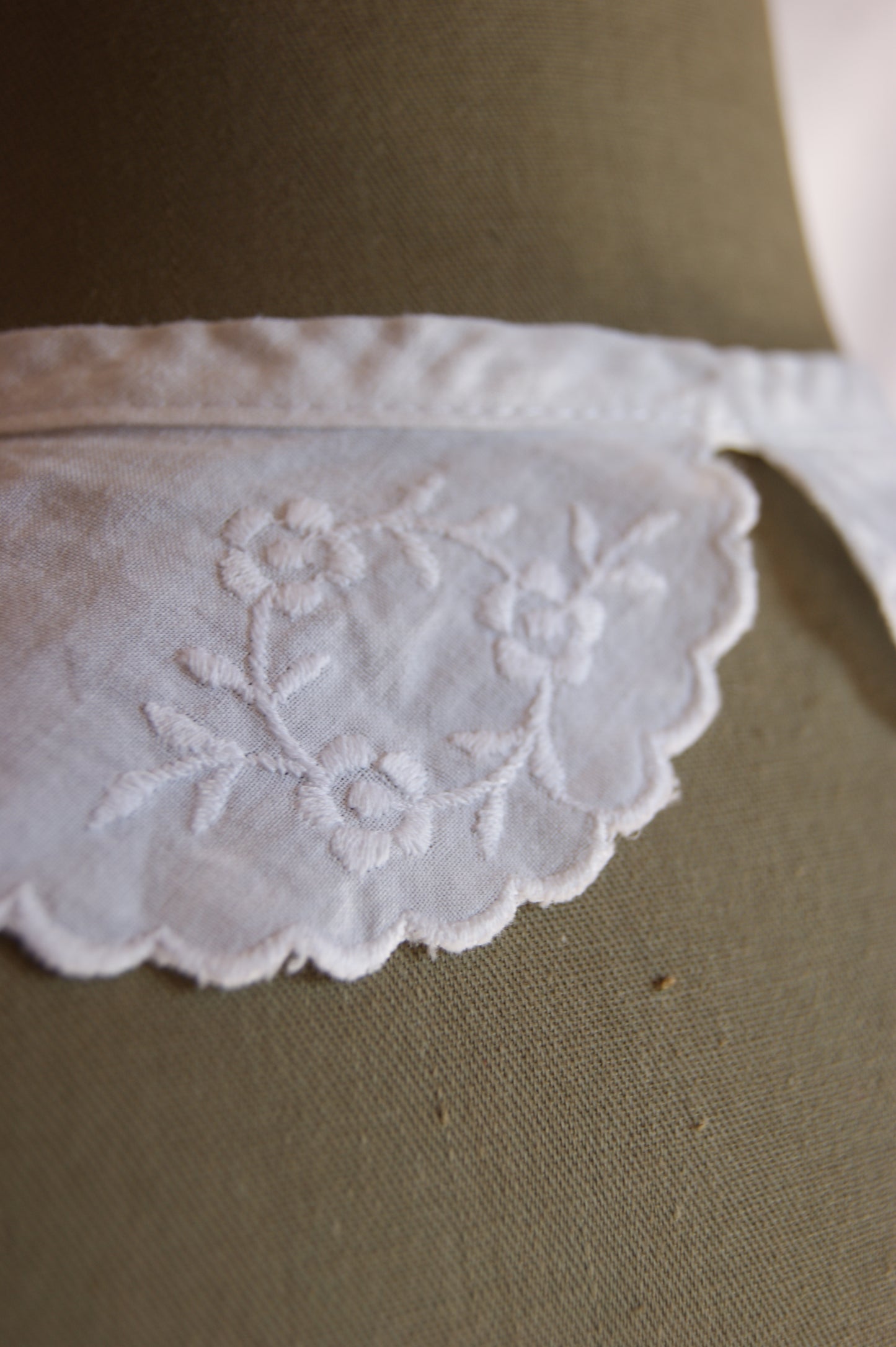 1920s Hand-Embroidered Cotton Peter Pan Collar with Scalloped Edges