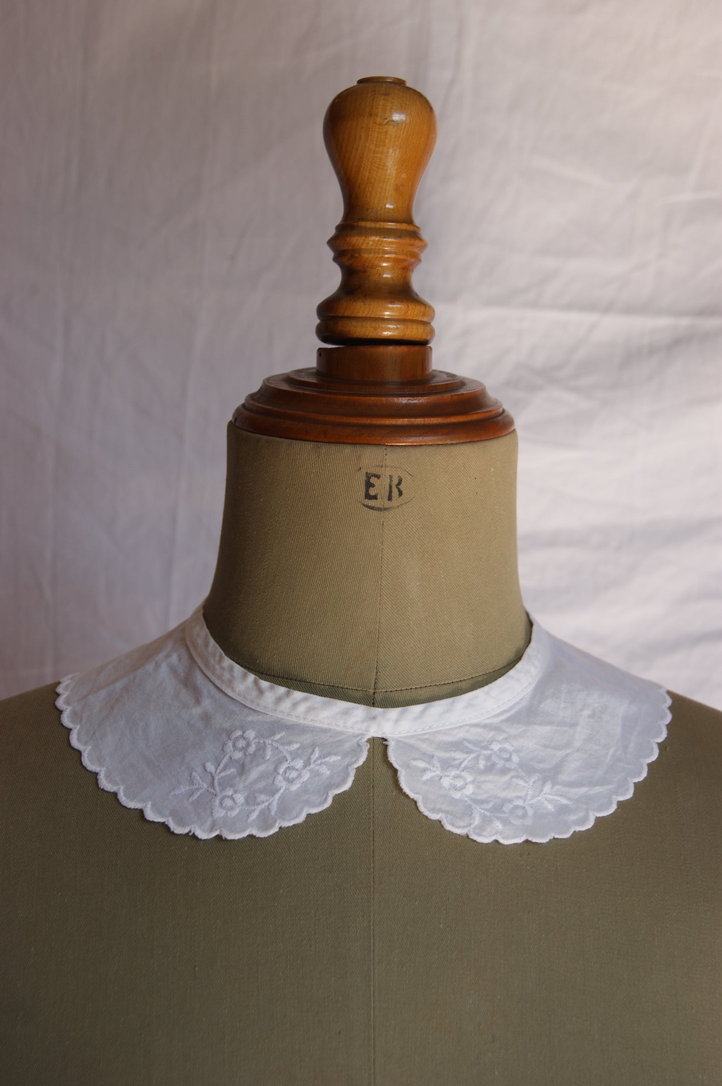 1920s Hand-Embroidered Cotton Peter Pan Collar with Scalloped Edges