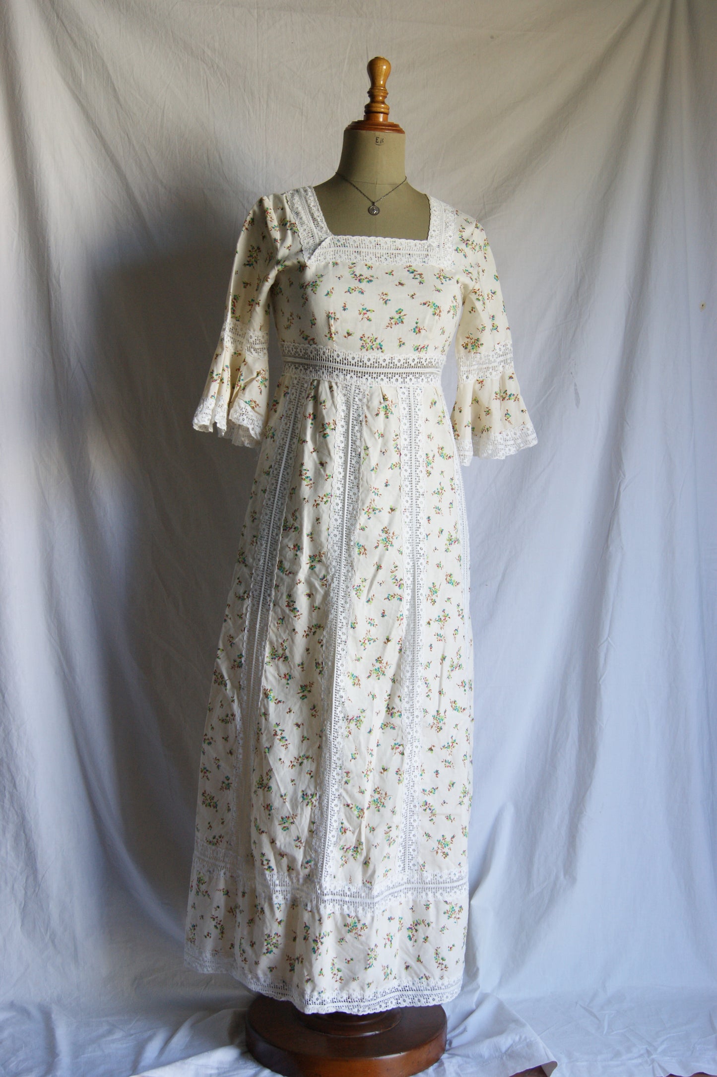 1970s Hand-Sewn Prairie Dress in Cream with Delicate Floral Print - S/M