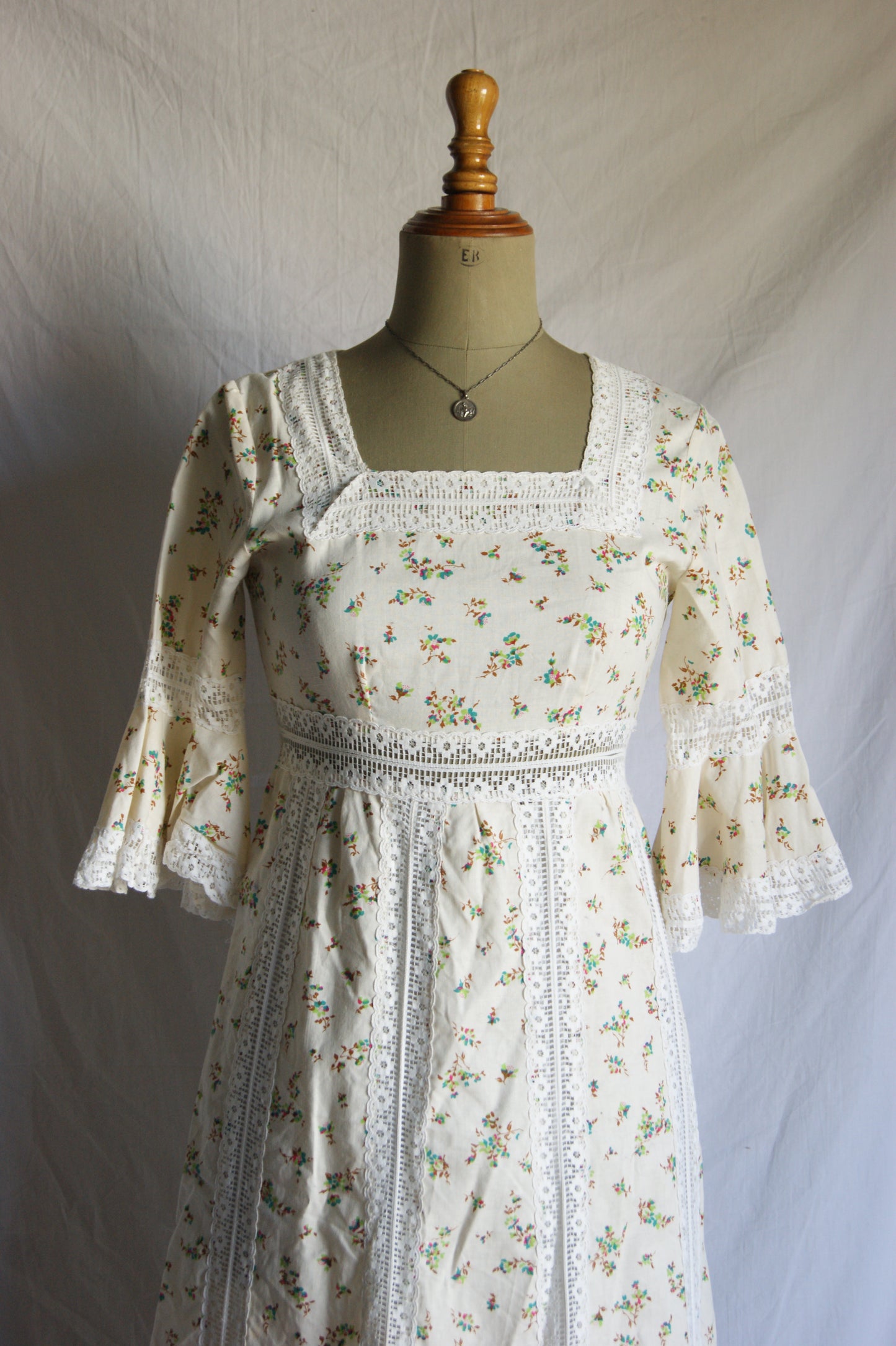 1970s Hand-Sewn Prairie Dress in Cream with Delicate Floral Print - S/M