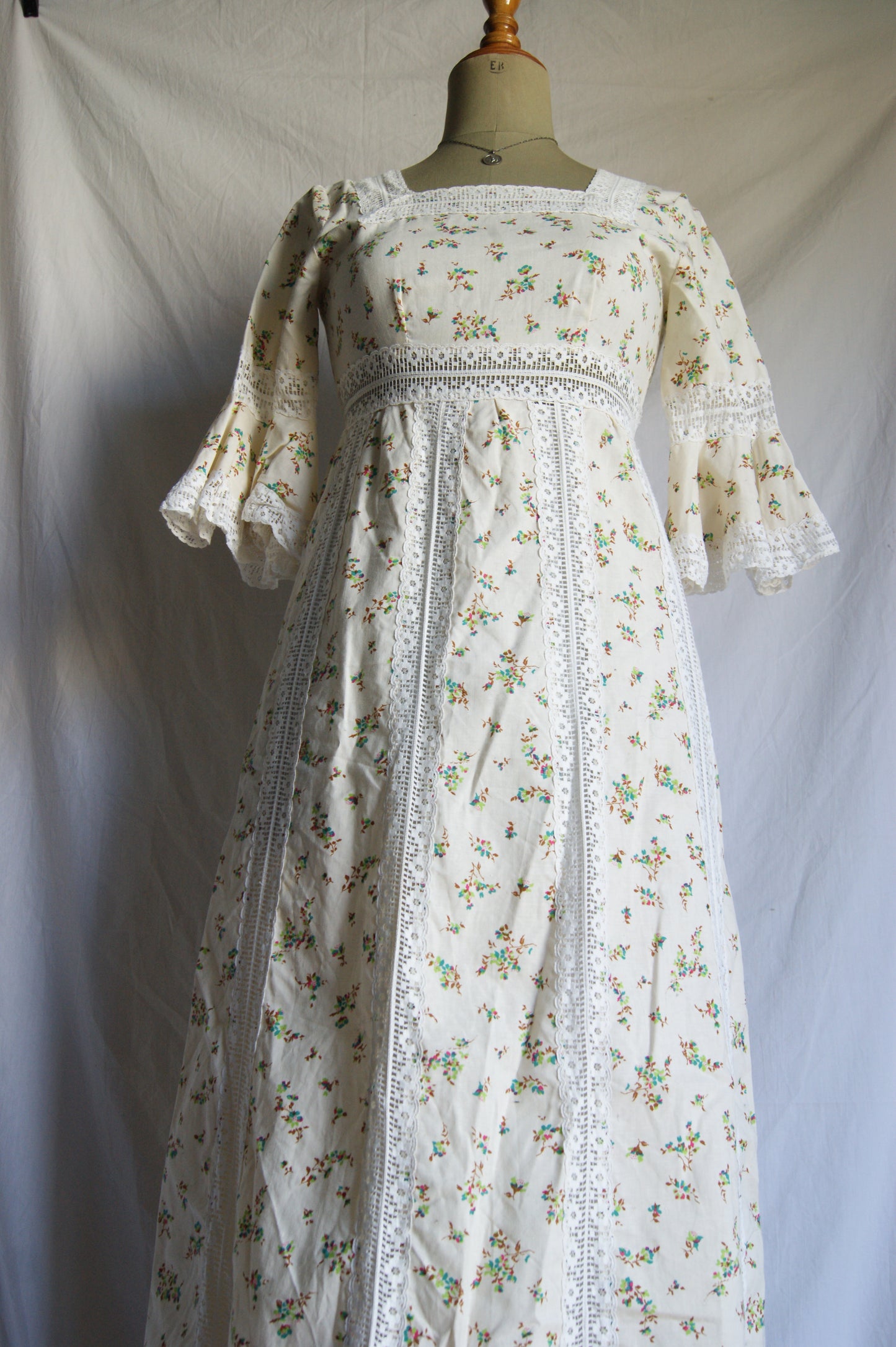 1970s Hand-Sewn Prairie Dress in Cream with Delicate Floral Print - S/M