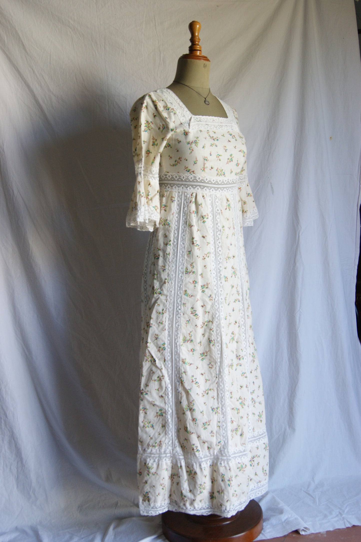 1970s Hand-Sewn Prairie Dress in Cream with Delicate Floral Print - S/M