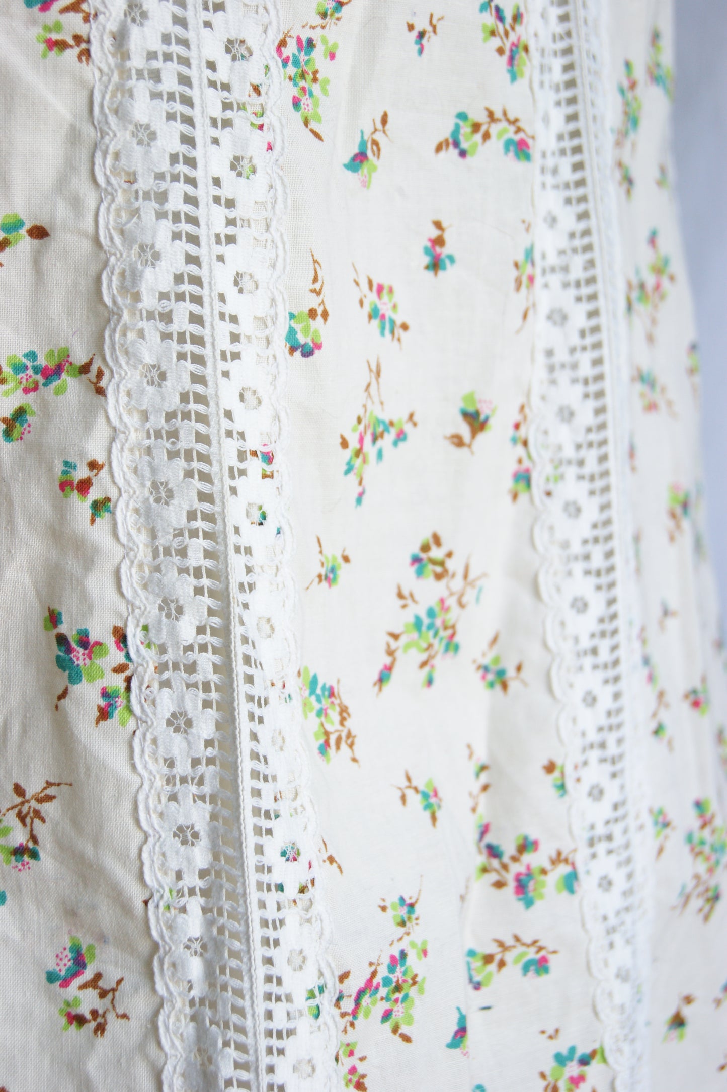 1970s Hand-Sewn Prairie Dress in Cream with Delicate Floral Print - S/M