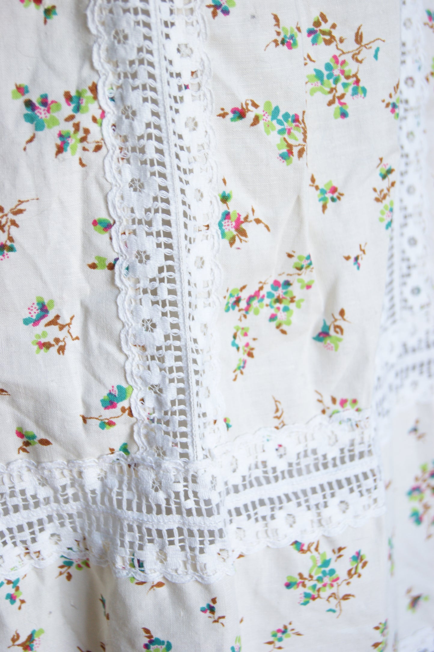 1970s Hand-Sewn Prairie Dress in Cream with Delicate Floral Print - S/M