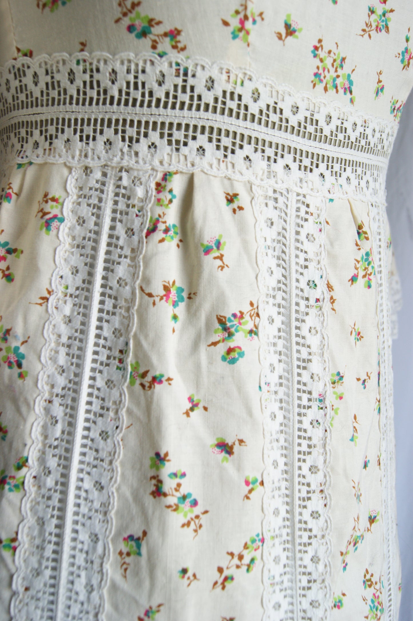 1970s Hand-Sewn Prairie Dress in Cream with Delicate Floral Print - S/M
