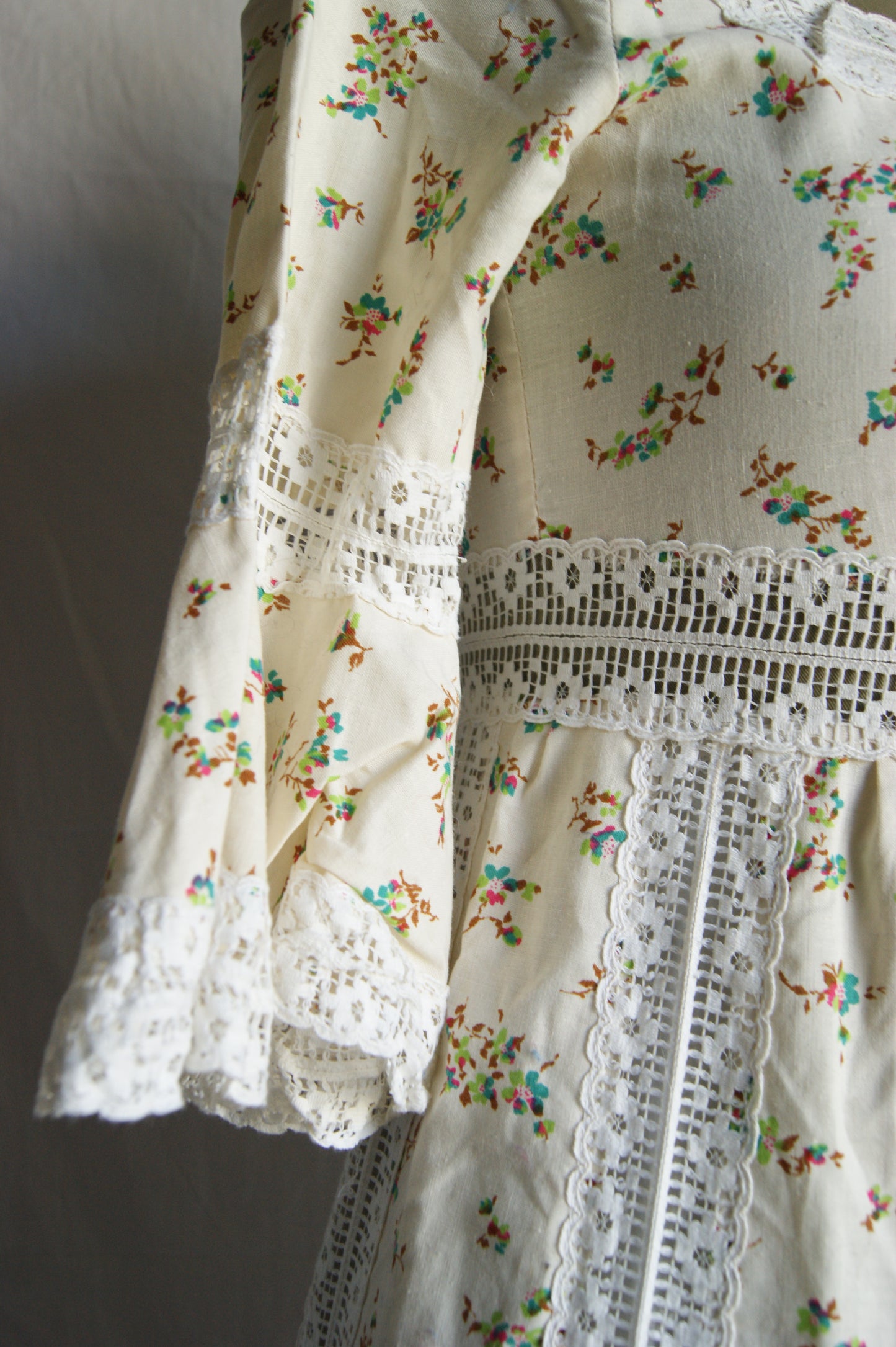 1970s Hand-Sewn Prairie Dress in Cream with Delicate Floral Print - S/M