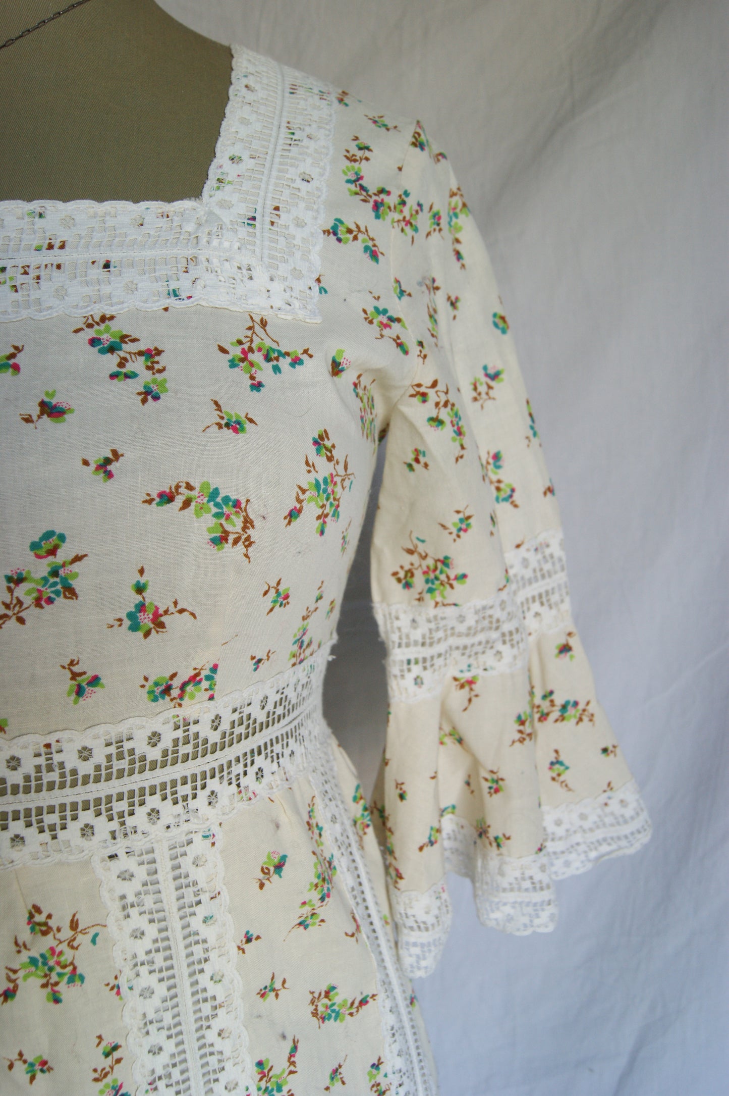1970s Hand-Sewn Prairie Dress in Cream with Delicate Floral Print - S/M