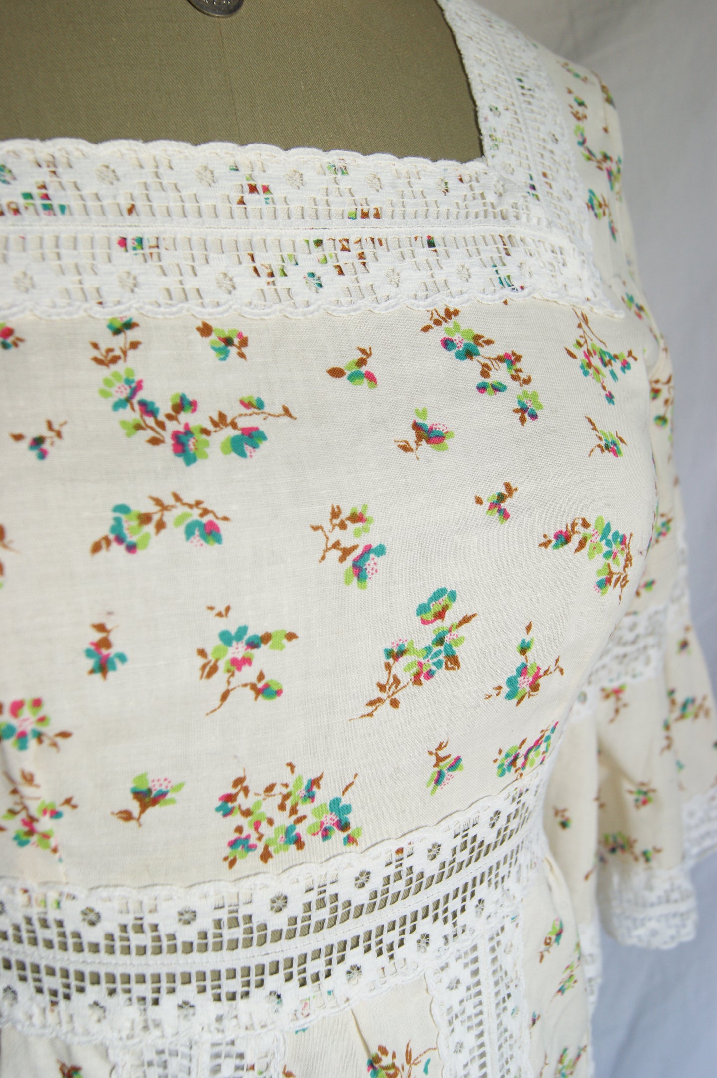 1970s Hand-Sewn Prairie Dress in Cream with Delicate Floral Print - S/M