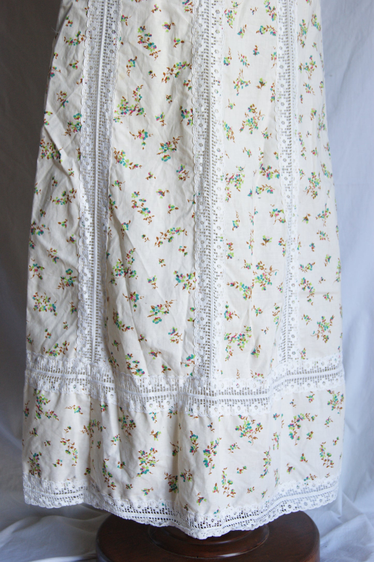 1970s Hand-Sewn Prairie Dress in Cream with Delicate Floral Print - S/M