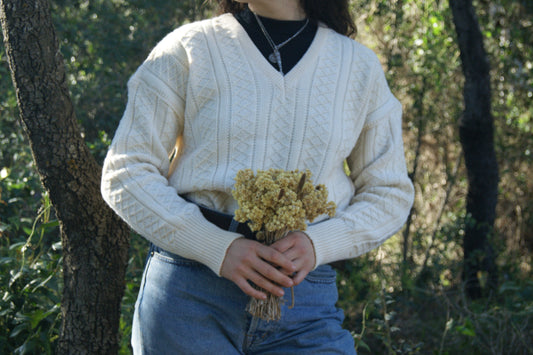1980s Irish Wool Cable Knit V-Neck Sweater in Classic Cream – Traditional Aran Style M/L