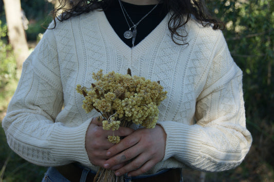 1980s Irish Wool Cable Knit V-Neck Sweater in Classic Cream – Traditional Aran Style M/L