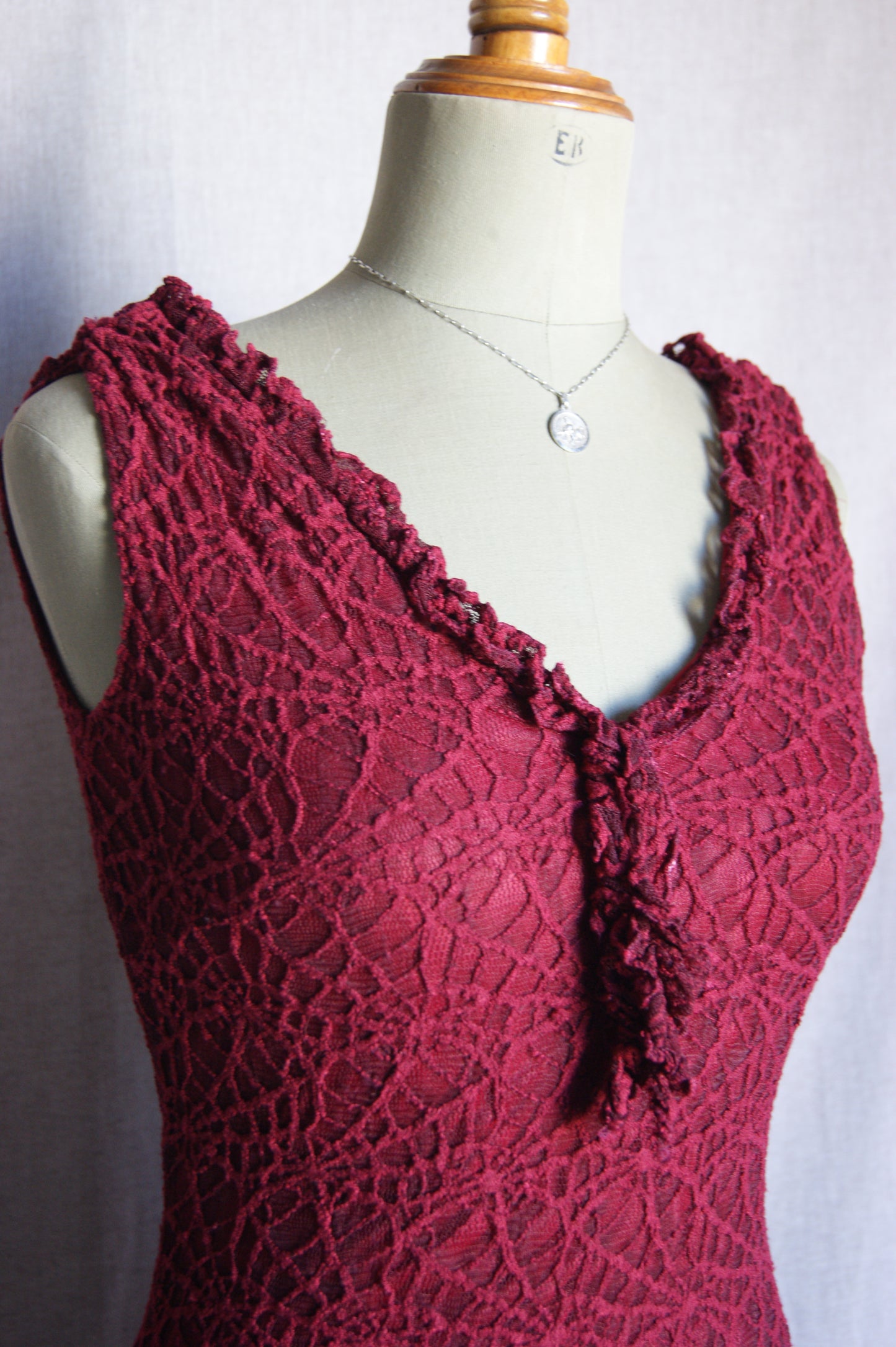 Vestit de puntes amb teranyina dels anys 90 - M