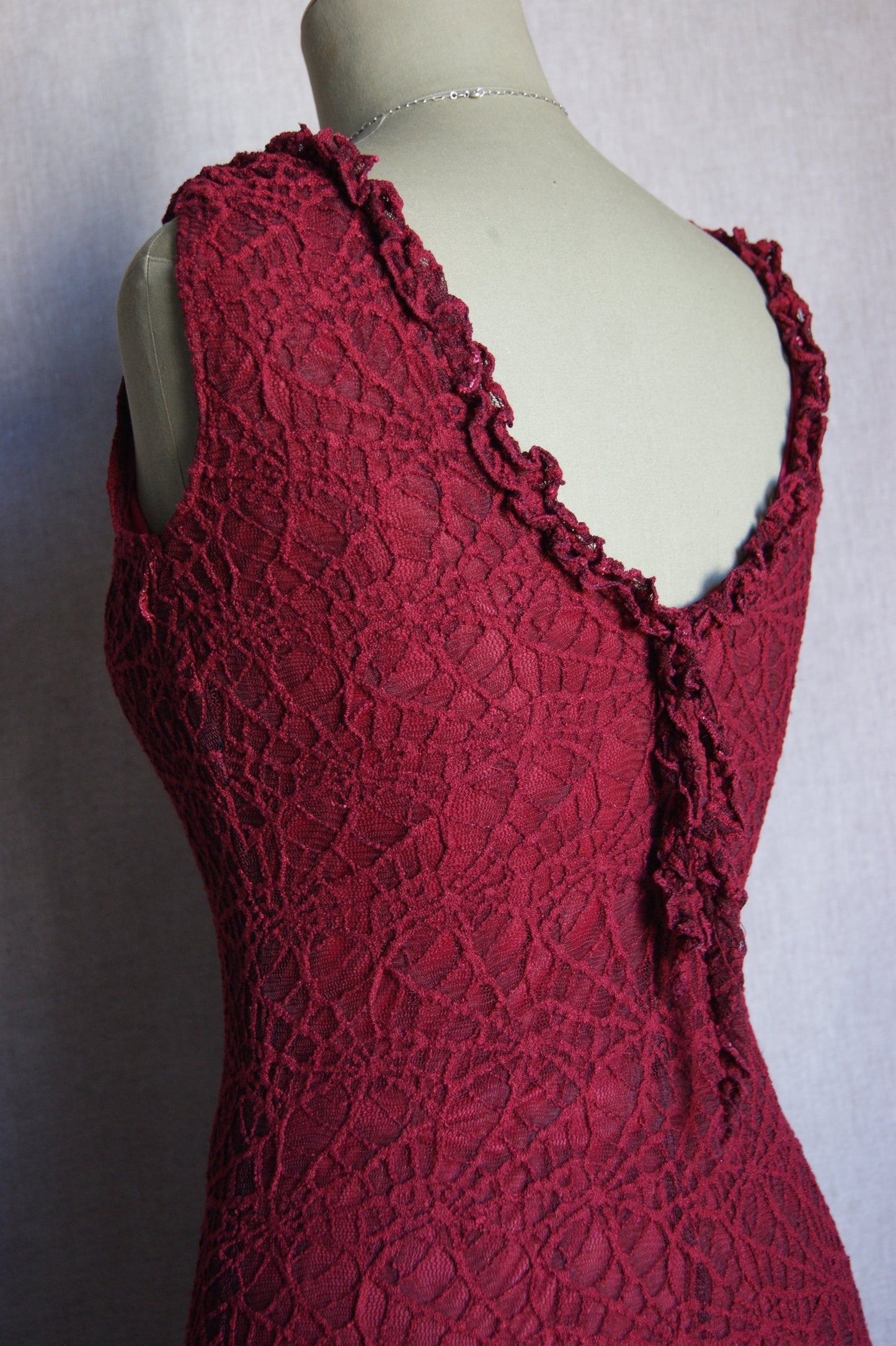 Vestit de puntes amb teranyina dels anys 90 - M