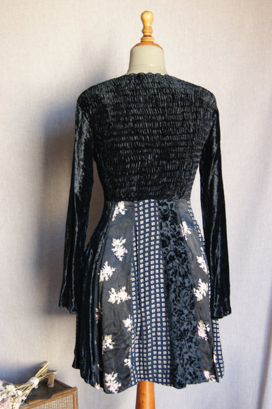 Vestit mini de vellut negre i patchwork floral dels anys 80 - S