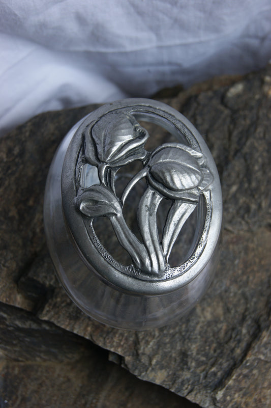 Pot de vidre dels anys 70 amb tapa de tulipa de peltre en relleu