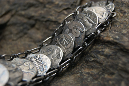 Polsera de medallons amb penjolls del zodíac xapats en plata dels anys 60