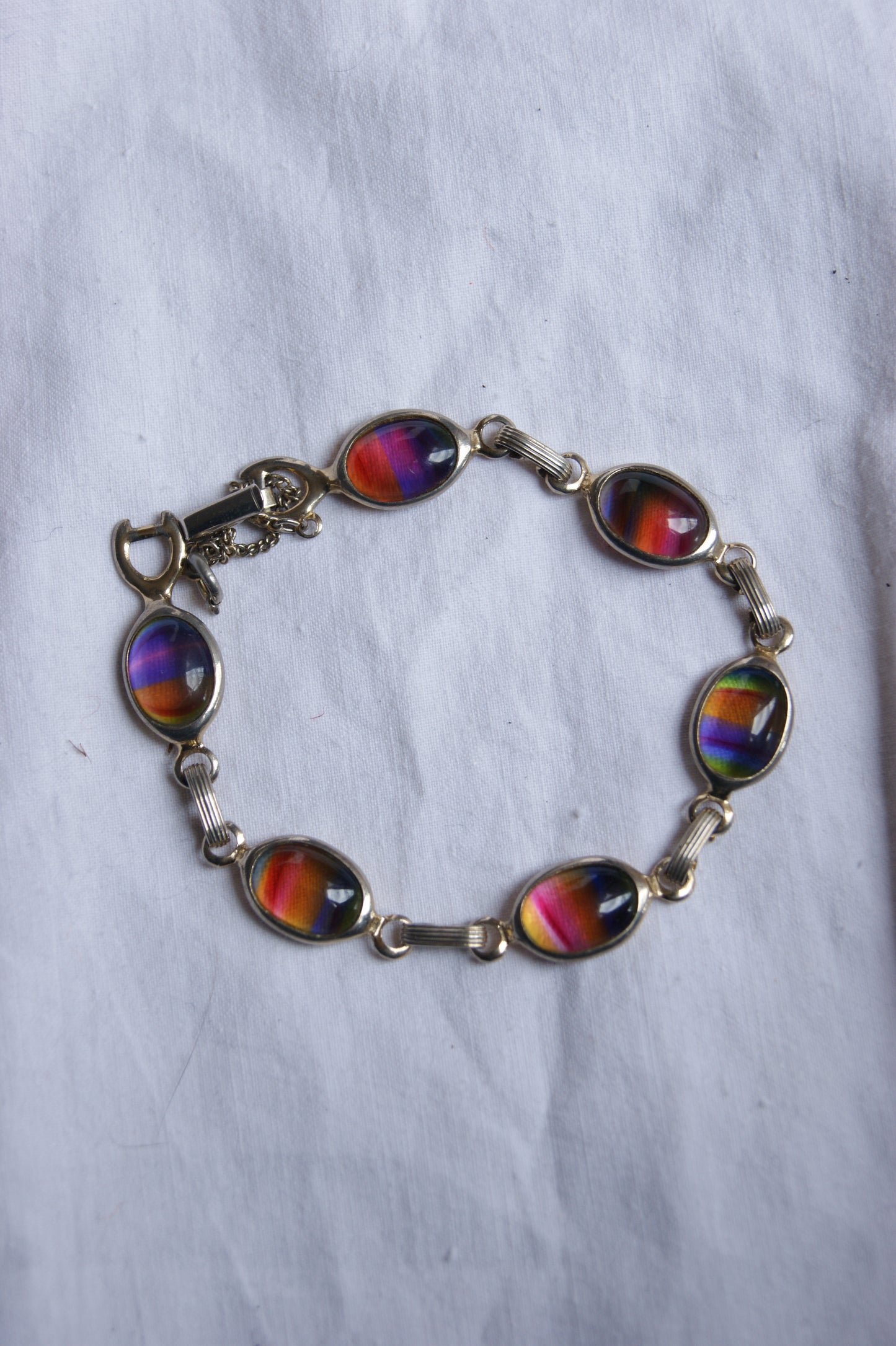 1964 Braçalet de vidre Givre "Rainbow Harmony" de Sarah Coventry