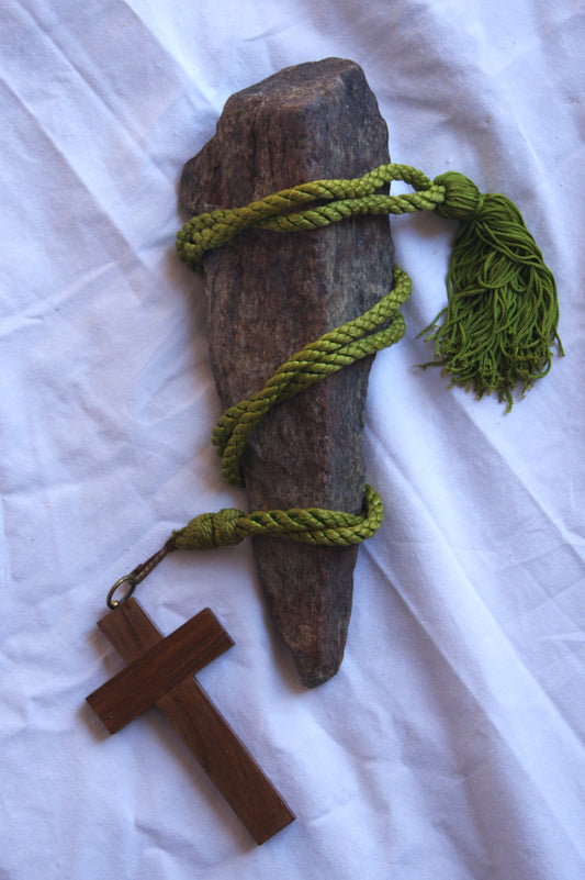 Penjoll de creu de fusta antic fet a mà dels anys 1900 amb cordó de seda verda i borla