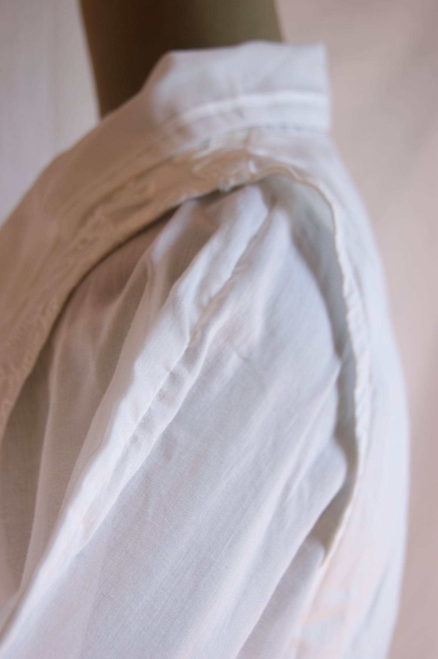 1980s Cotton Blouse with Lace Collar and Eyelet Details - M