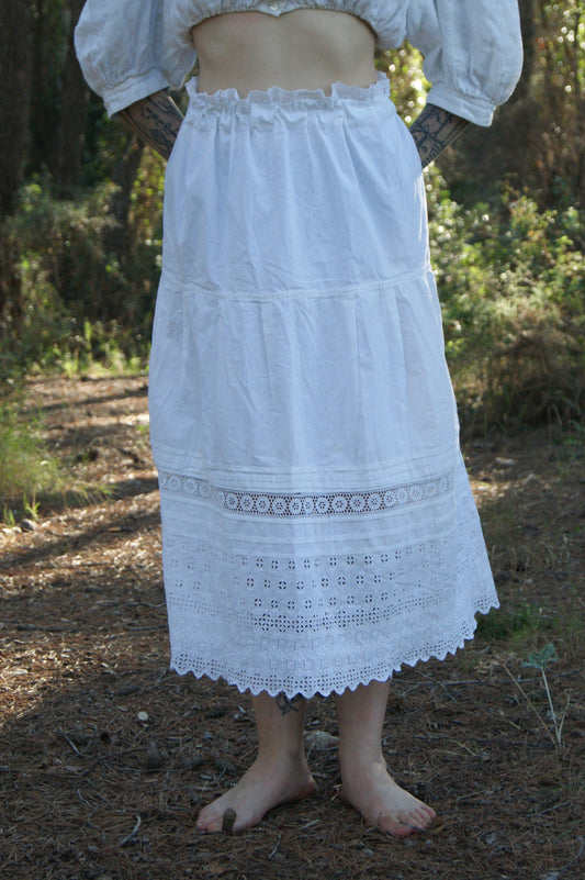 1930s Hand-Crafted White Cotton Tiered Peasant Skirt with Eyelet Lace Hem - S/M