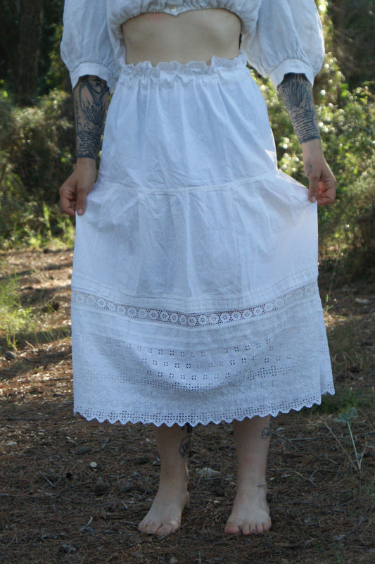 1930s Hand-Crafted White Cotton Tiered Peasant Skirt with Eyelet Lace Hem - S/M