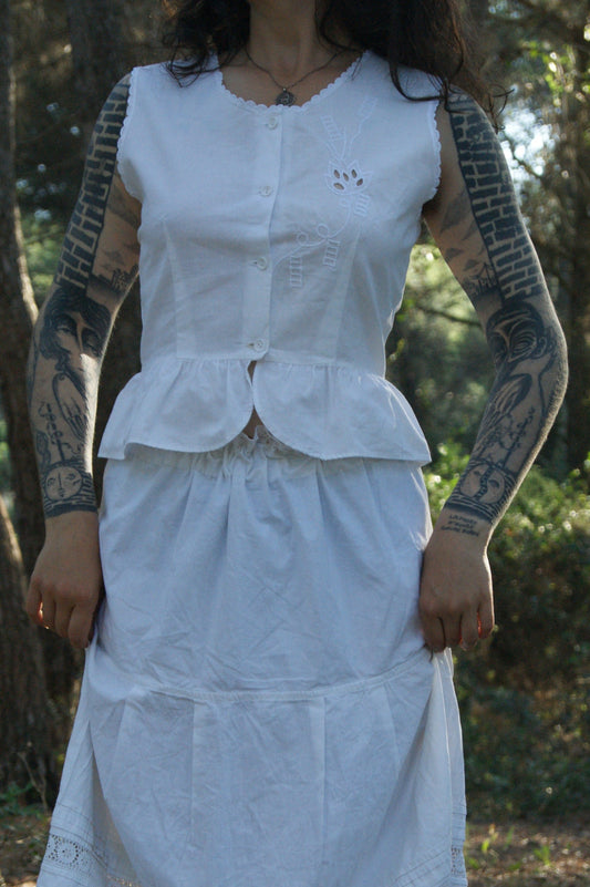 1960s White Cotton Sleeveless Blouse with Cutwork Embroidered Floral Motif - M