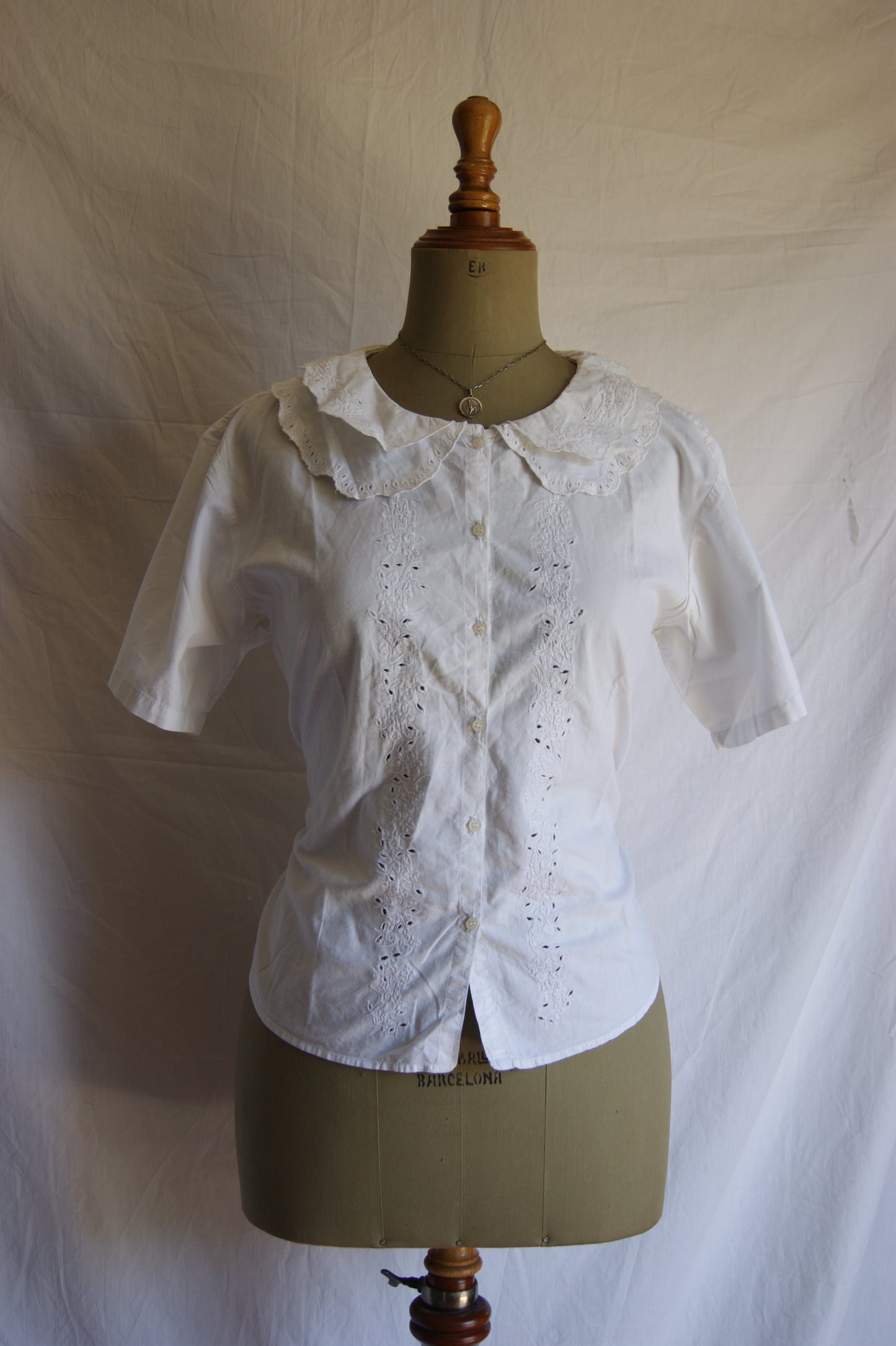 1980s White Eyelet Cotton Blouse with Scalloped Collar - M/L