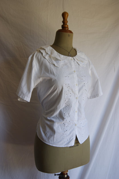 1980s White Eyelet Cotton Blouse with Scalloped Collar - M/L