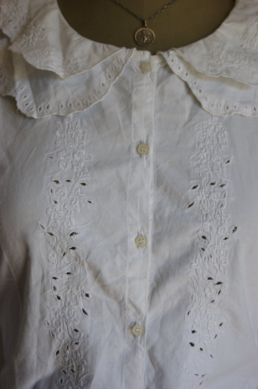 1980s White Eyelet Cotton Blouse with Scalloped Collar - M/L