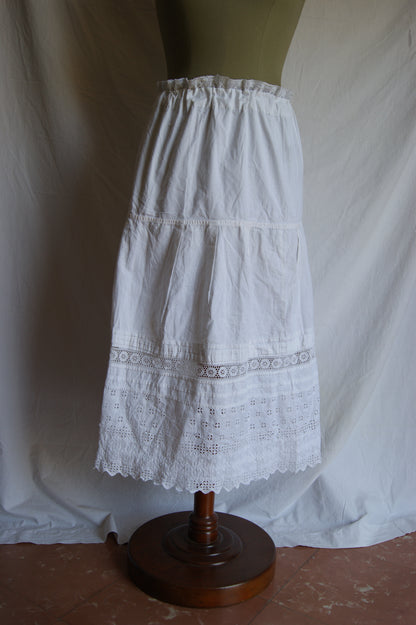 1930s Hand-Crafted White Cotton Tiered Peasant Skirt with Eyelet Lace Hem - S/M