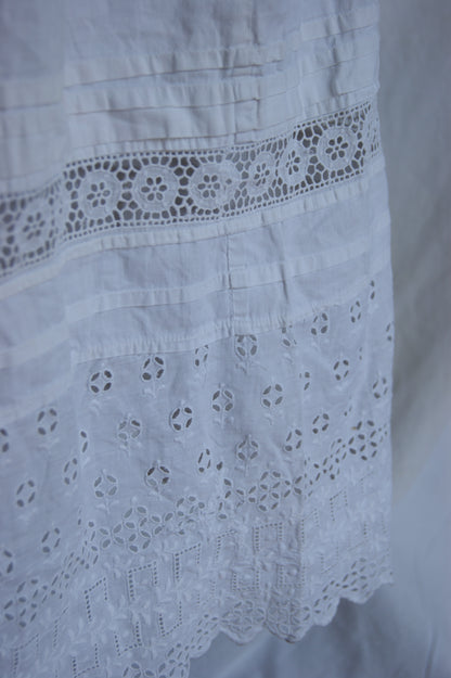 1930s Hand-Crafted White Cotton Tiered Peasant Skirt with Eyelet Lace Hem - S/M