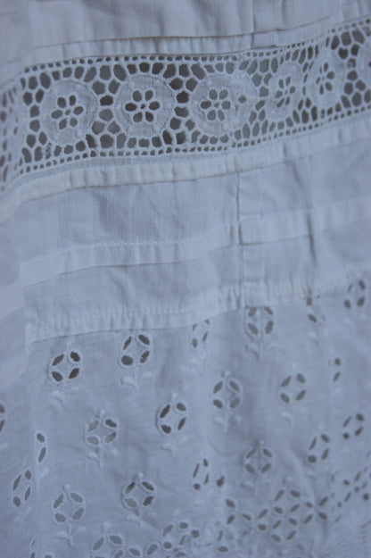 1930s Hand-Crafted White Cotton Tiered Peasant Skirt with Eyelet Lace Hem - S/M