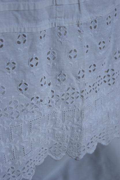1930s Hand-Crafted White Cotton Tiered Peasant Skirt with Eyelet Lace Hem - S/M