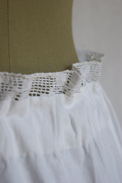 1930s Hand-Crafted White Cotton Tiered Peasant Skirt with Eyelet Lace Hem - S/M