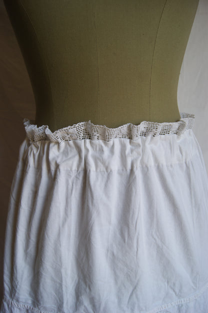 1930s Hand-Crafted White Cotton Tiered Peasant Skirt with Eyelet Lace Hem - S/M