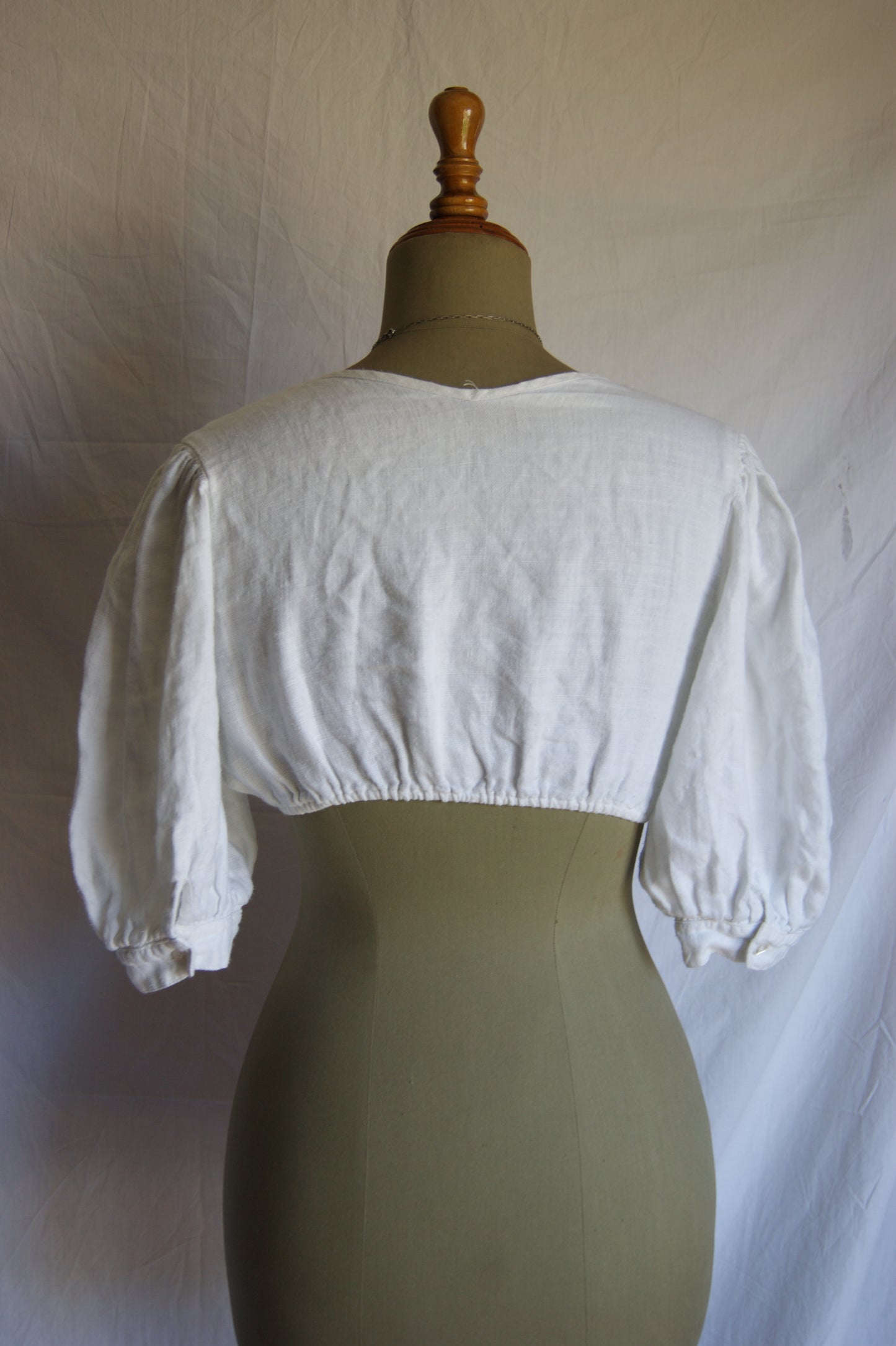 1970s Hand-Embroidered Folk Cotton Crop Blouse with Gathered Sleeves - S/M