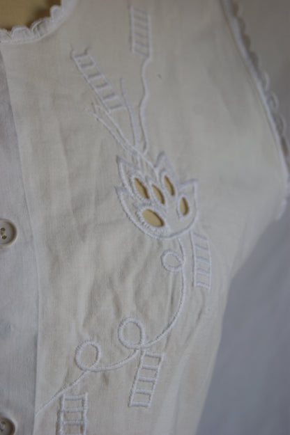 1960s White Cotton Sleeveless Blouse with Cutwork Embroidered Floral Motif - M